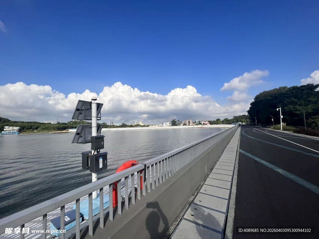 公路旁的开阔水域风景