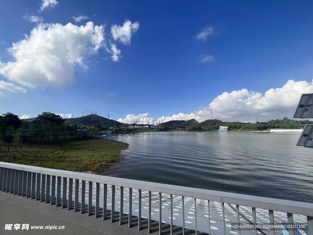湖畔美景  蓝天碧水与护栏