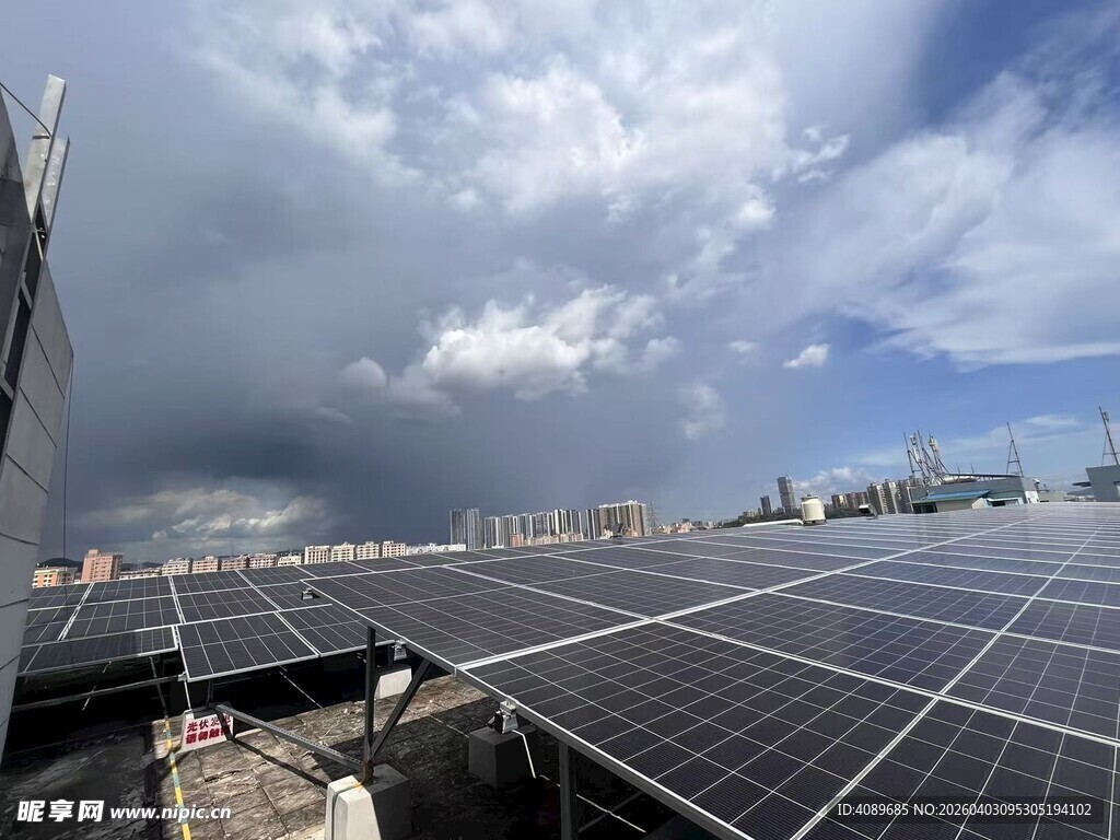 屋顶太阳能板与多云天空