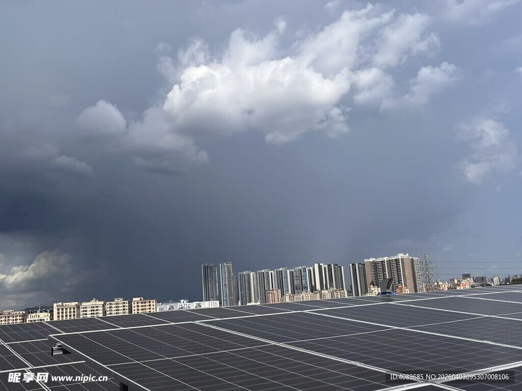 乌云下的城市与空旷场地