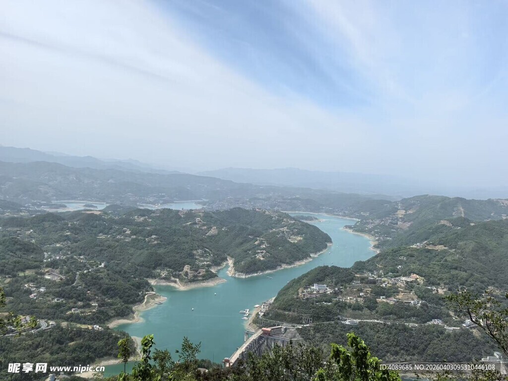 俯瞰青山环抱的碧绿河流