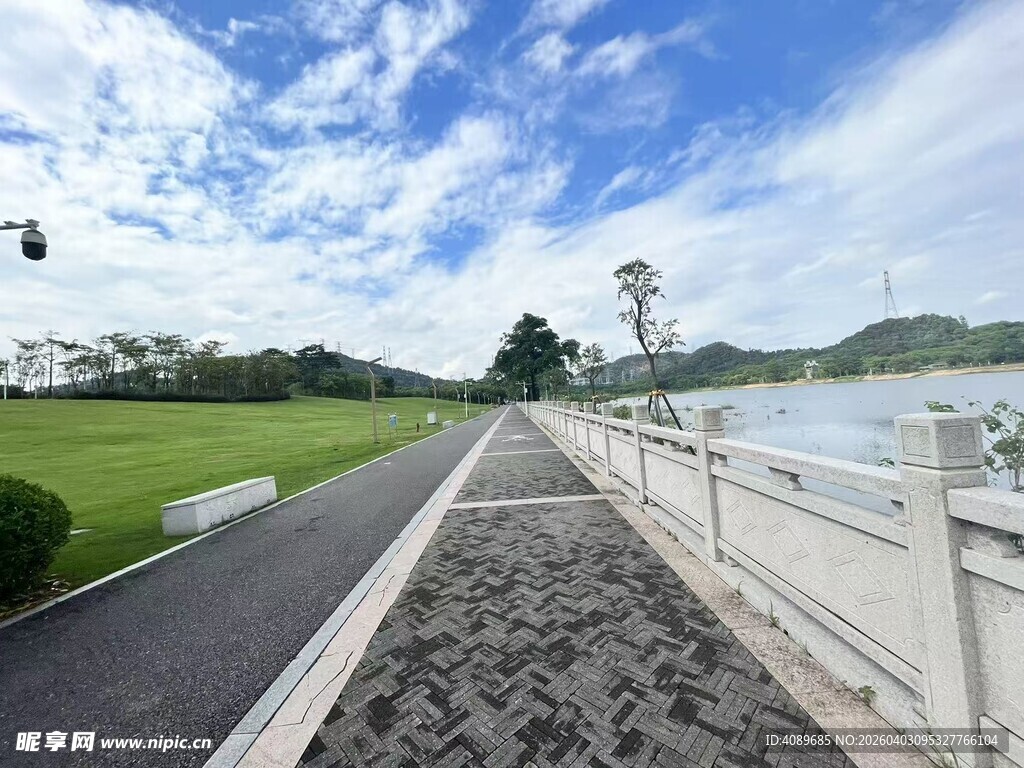 湖畔漫步道自然风光如画