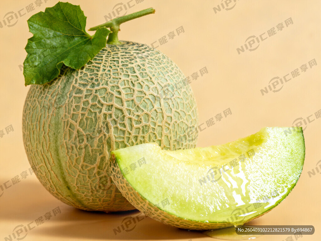 背景纯色 切开的瓜面上汁水要多