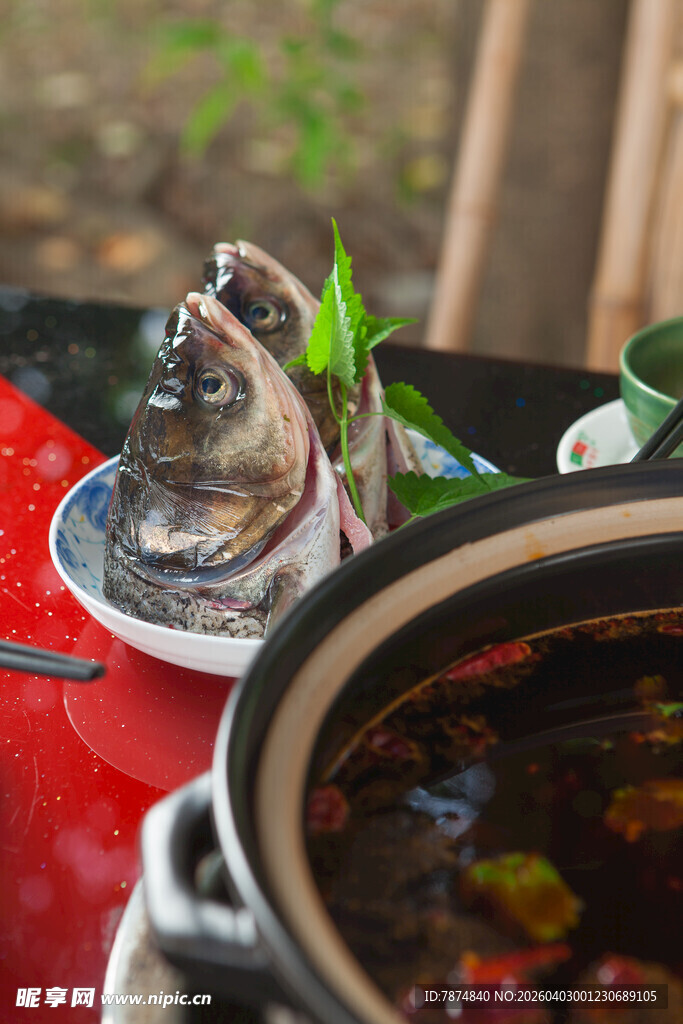 户外烹煮鲜鱼的惬意场景