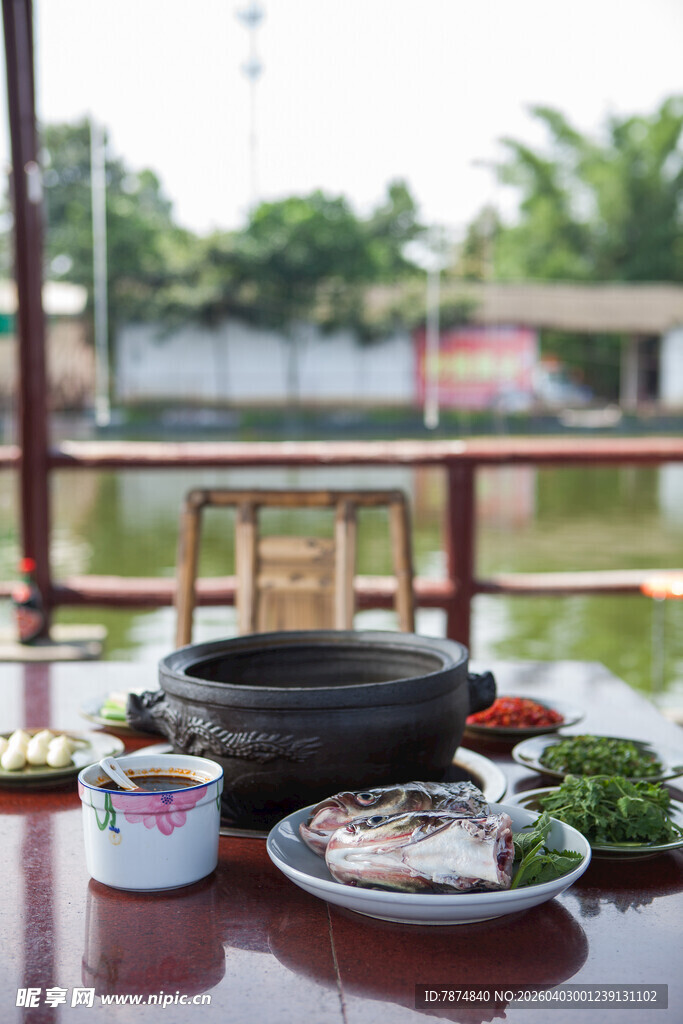 户外河畔火锅美食场景