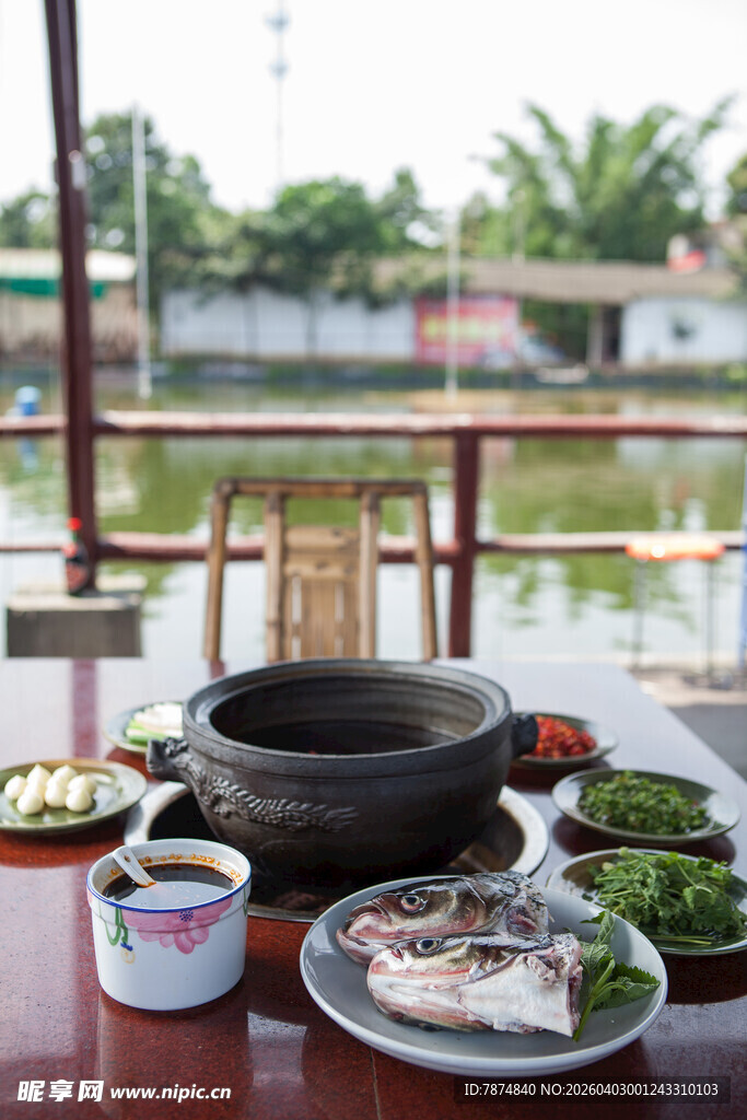 湖畔餐桌的美味佳肴