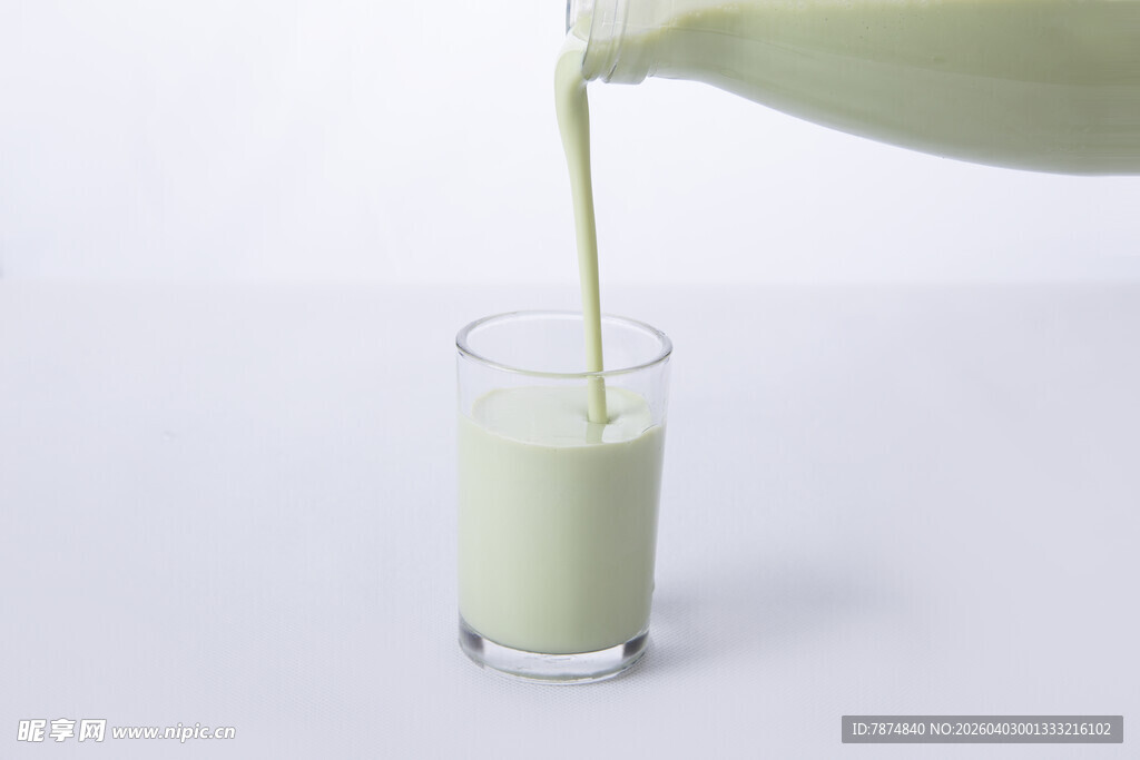 牛奶倒入玻璃杯瞬间