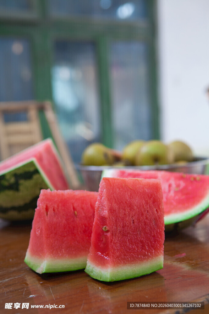 新鲜切块西瓜摆于桌上