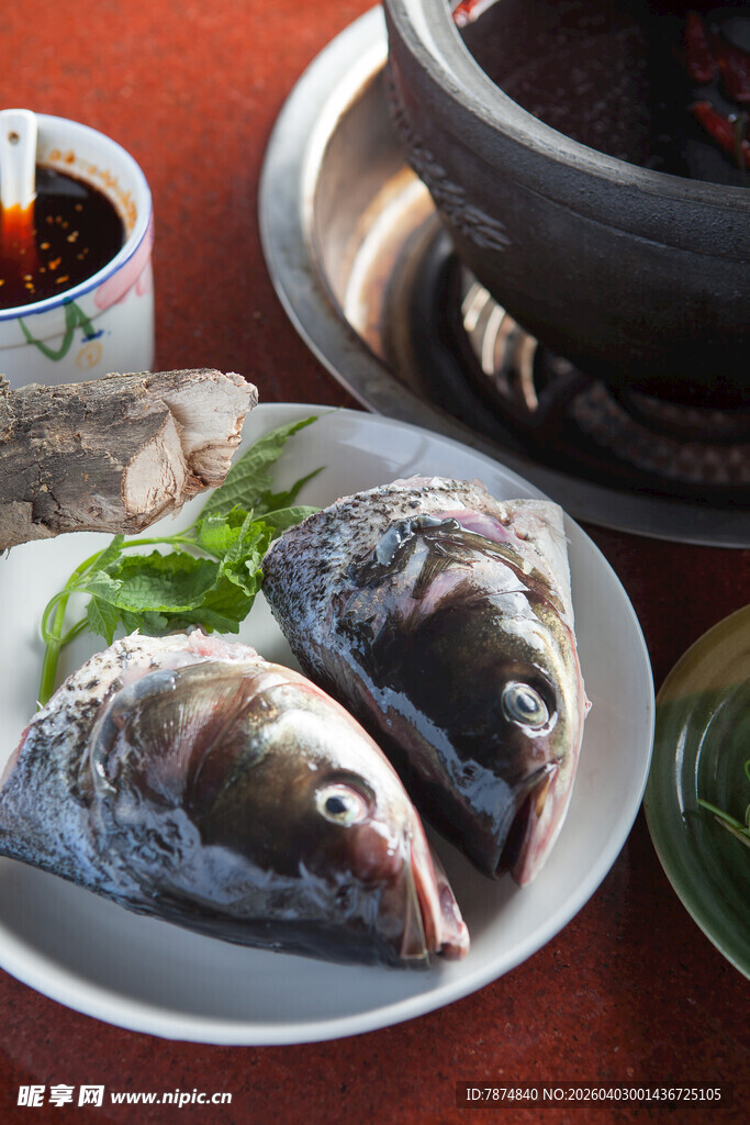 新鲜鱼头摆放在盘中