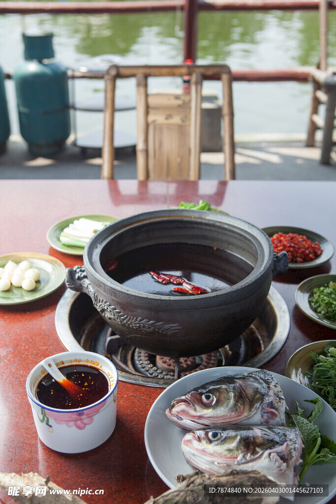 户外江畔火锅美食盛宴