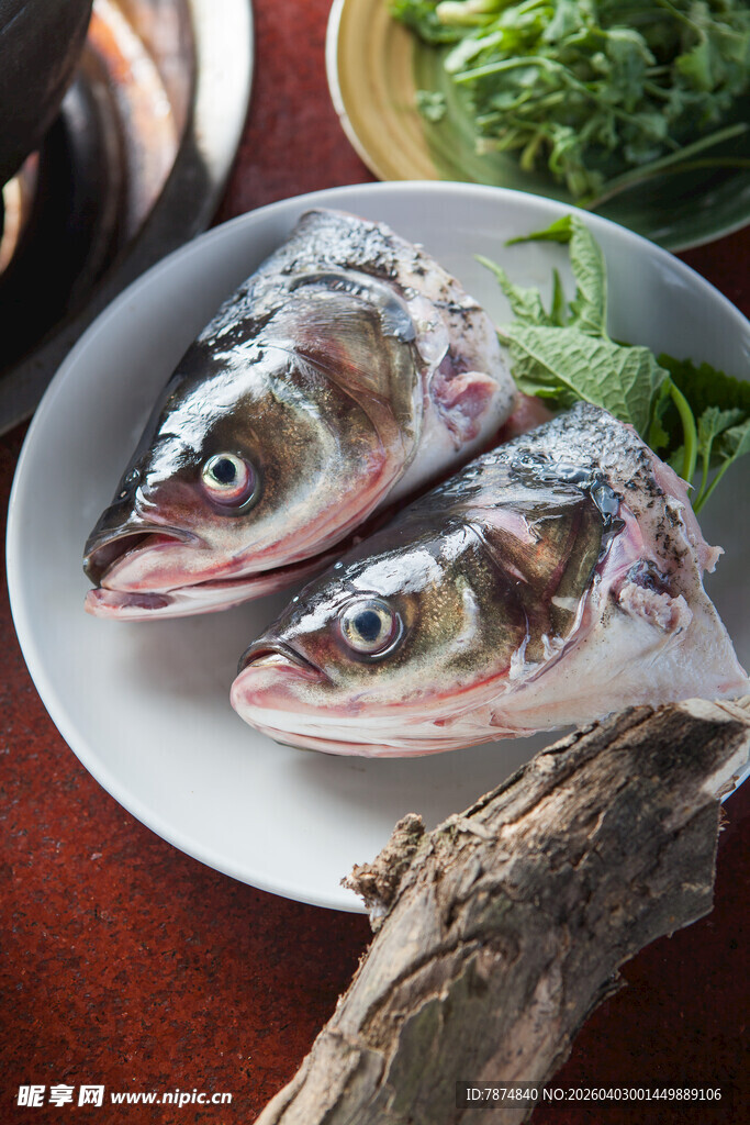 新鲜双鱼头摆盘展示