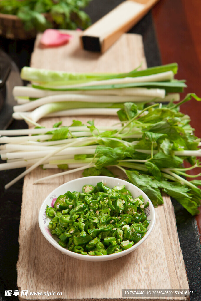 新鲜青葱与切碎葱花展示