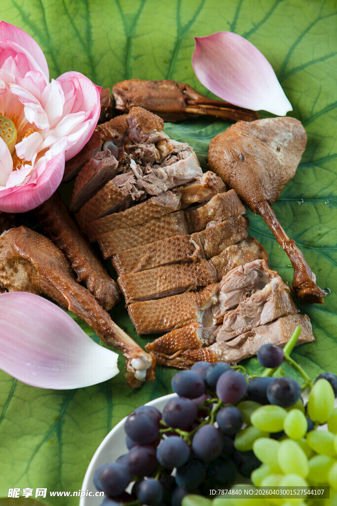 荷叶上的美食与鲜花