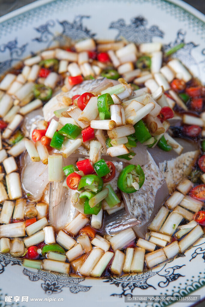 清蒸鱼配笋丁彩椒