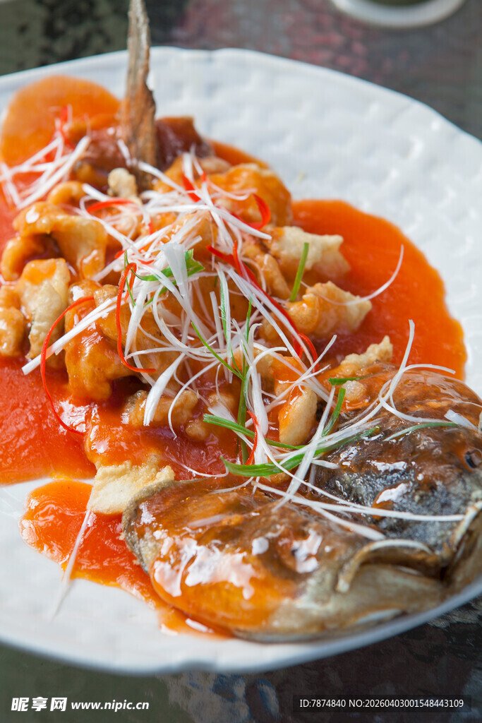 红烧鱼配多彩配菜