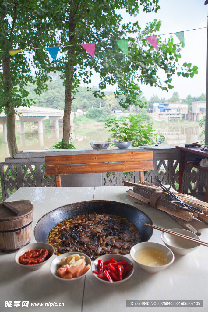 户外庭院火锅美食场景