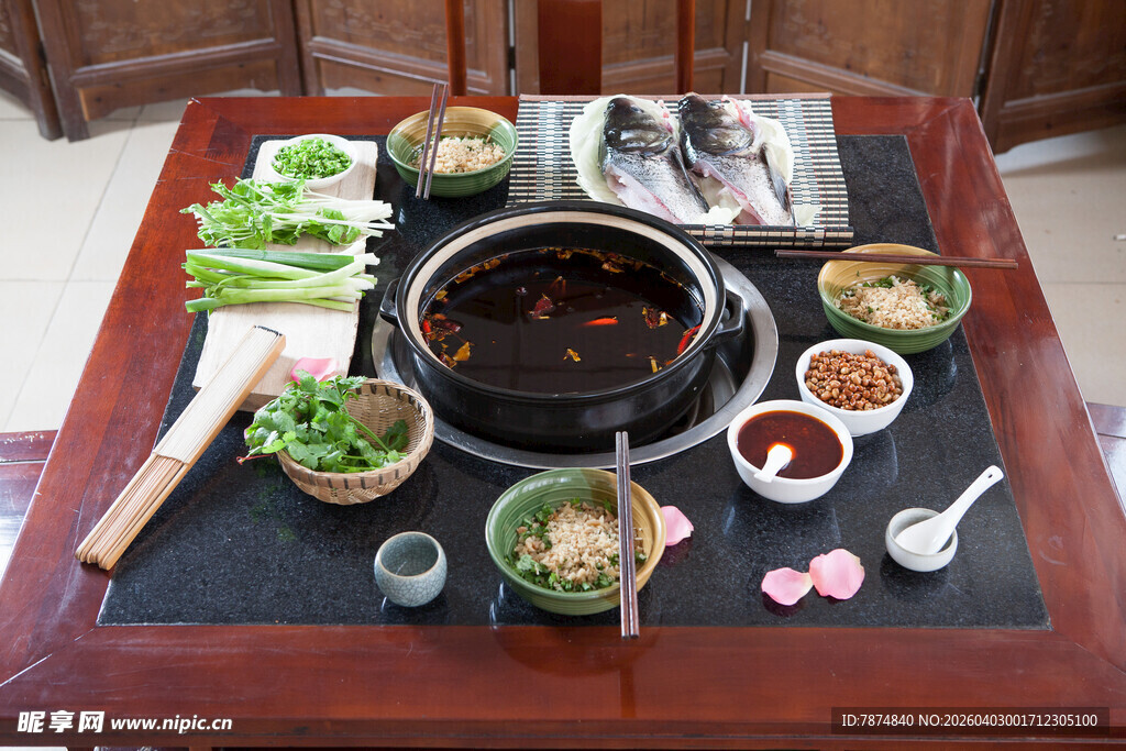 韩式火锅食材丰盛摆桌