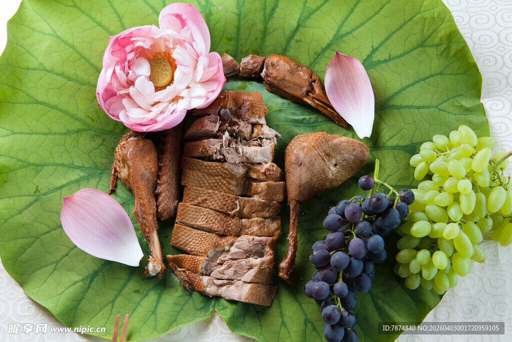 荷叶上的美食与花卉组合