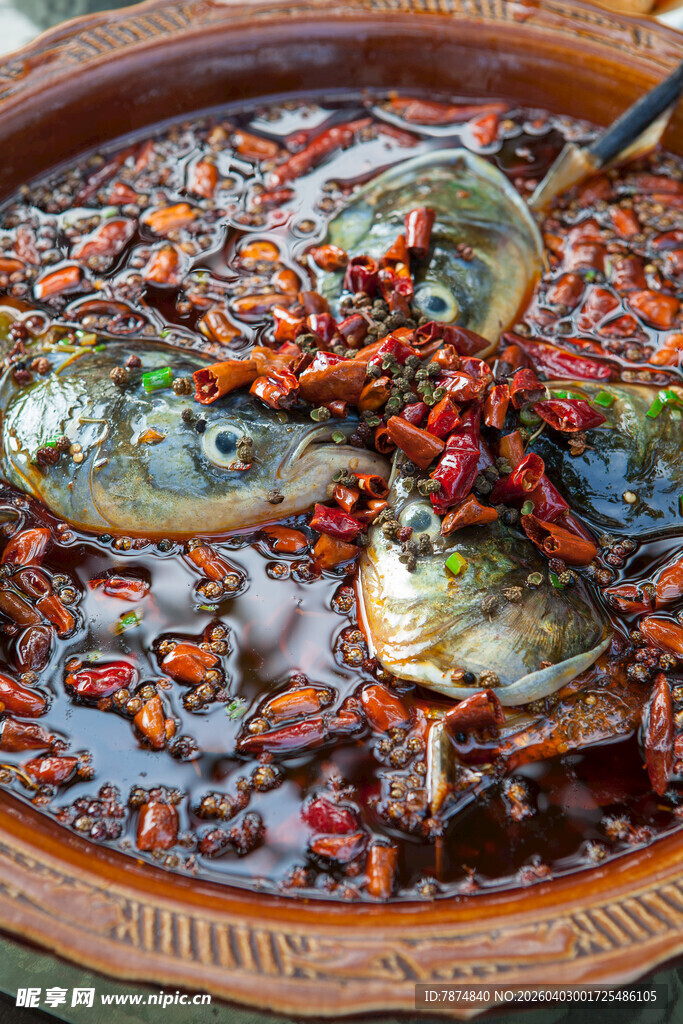 香辣炖煮鲜鱼