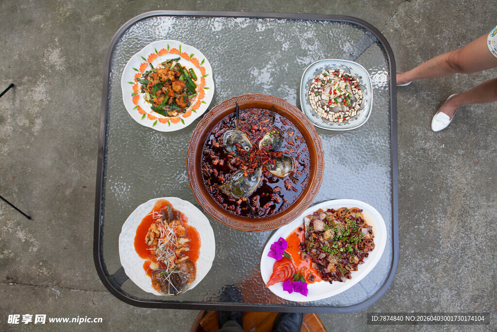 丰盛美味的中式菜肴拼盘