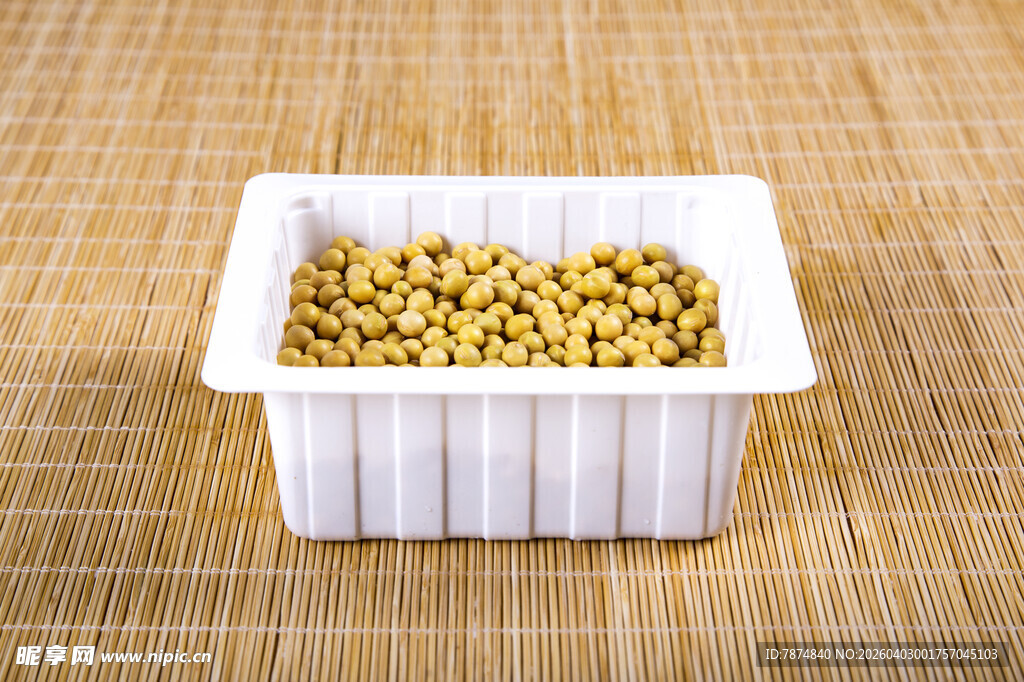 白色容器中的饱满黄豆
