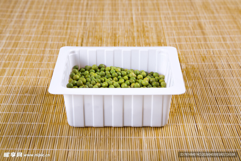 白色容器中的鲜嫩青豆