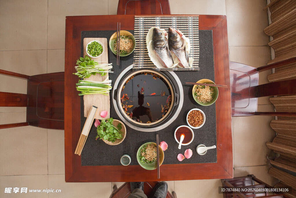 韩式火锅食材丰盛摆桌