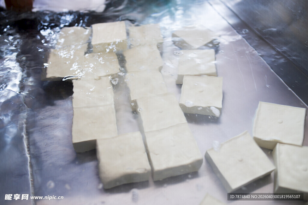 新鲜切块豆腐待加工