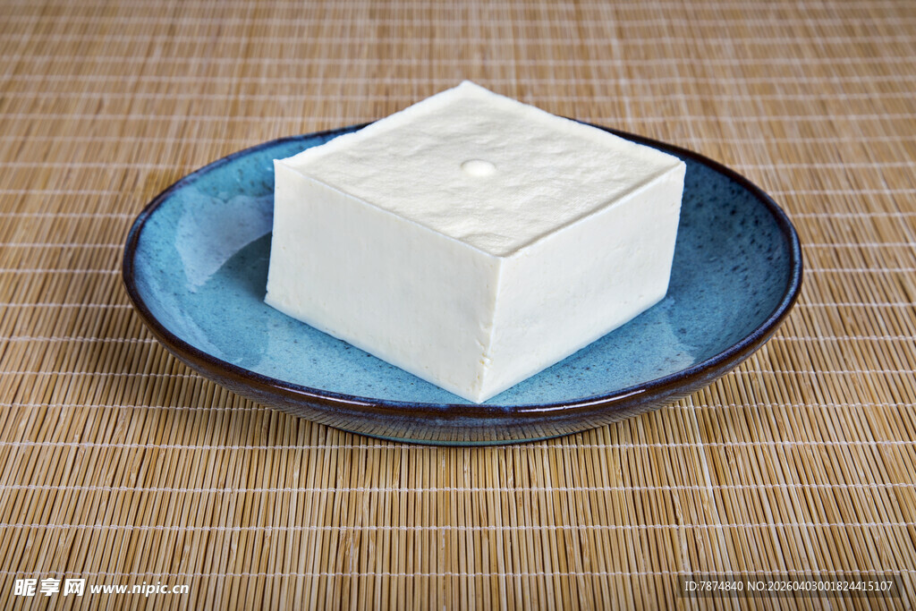 蓝盘上的一块新鲜豆腐