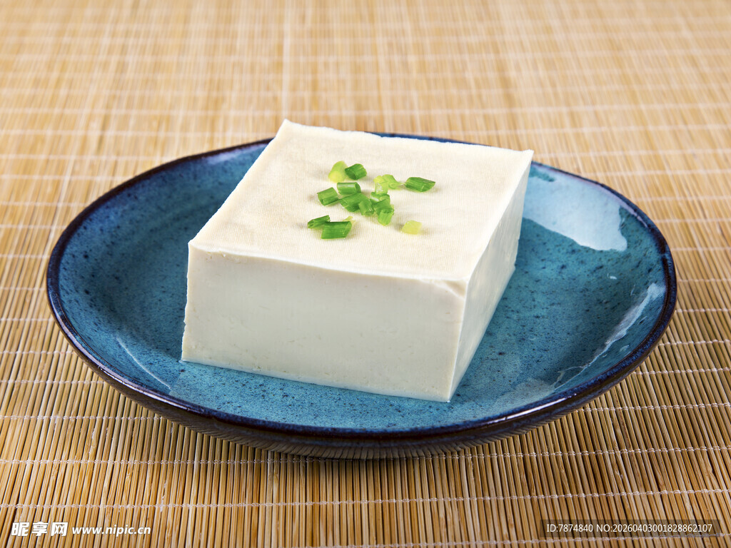 蓝盘上的鲜嫩豆腐