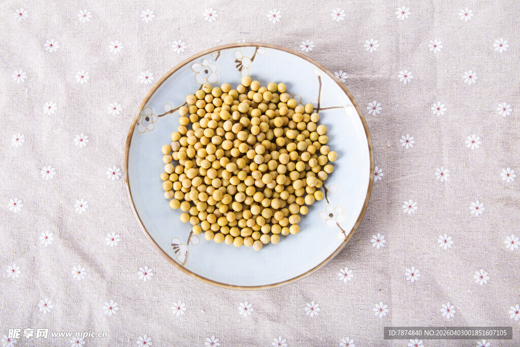 盘中饱满黄豆粒粒金黄