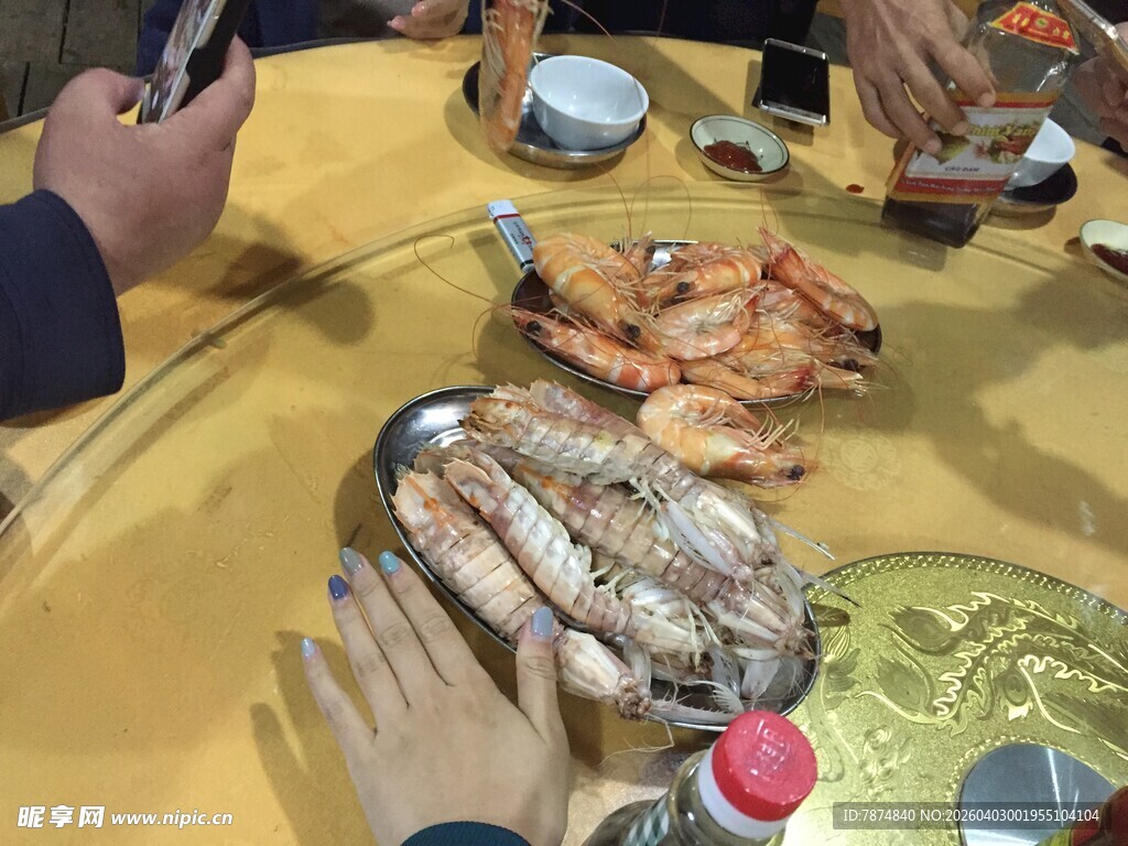 丰盛海鲜聚餐场景
