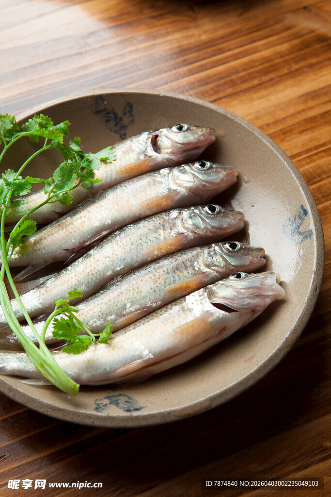 木盘上的鲜鱼与翠绿香菜