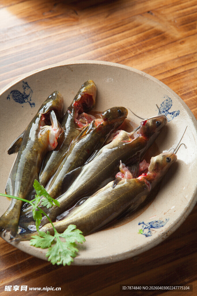 美味酿馅海鱼摆于盘中