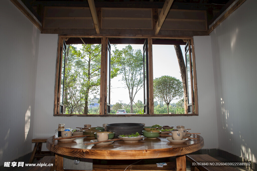 窗边木质圆桌的静谧空间