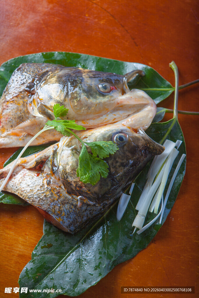 清蒸鲜鱼配葱叶装饰