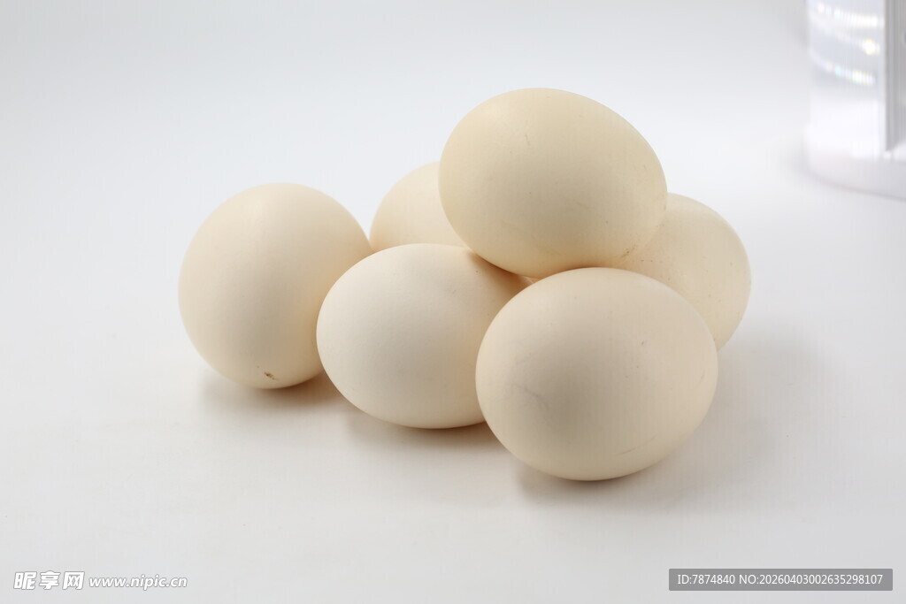 一堆白色鸡蛋静物图
