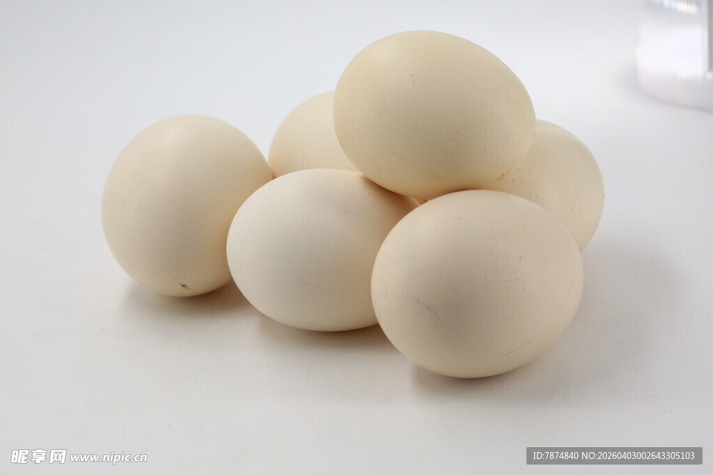 一堆白鸡蛋堆叠摆放