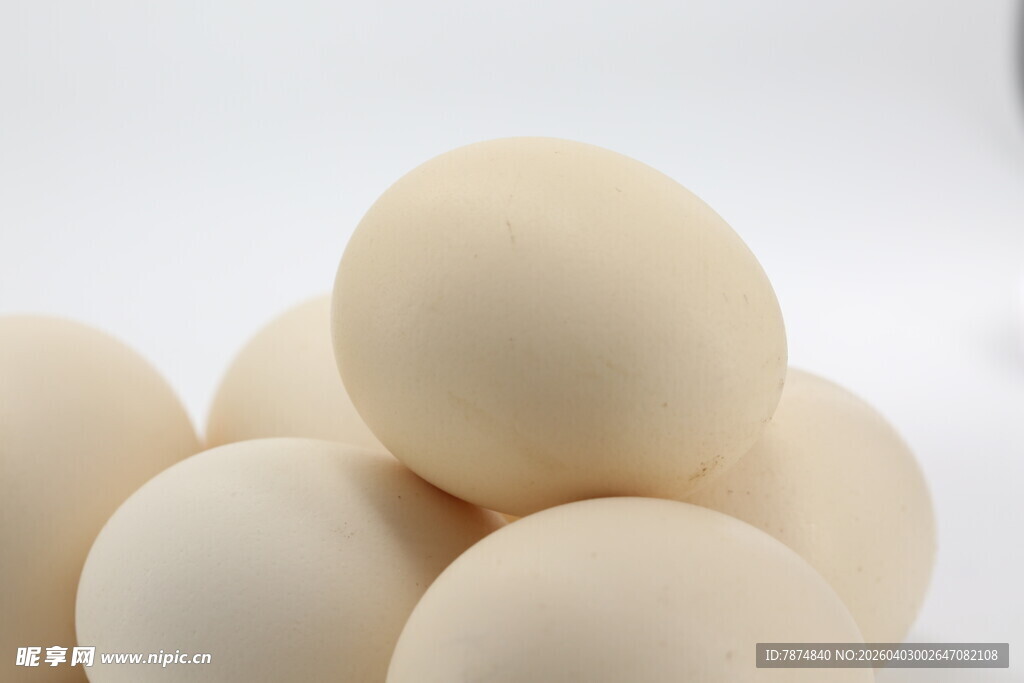 一堆新鲜鸡蛋特写