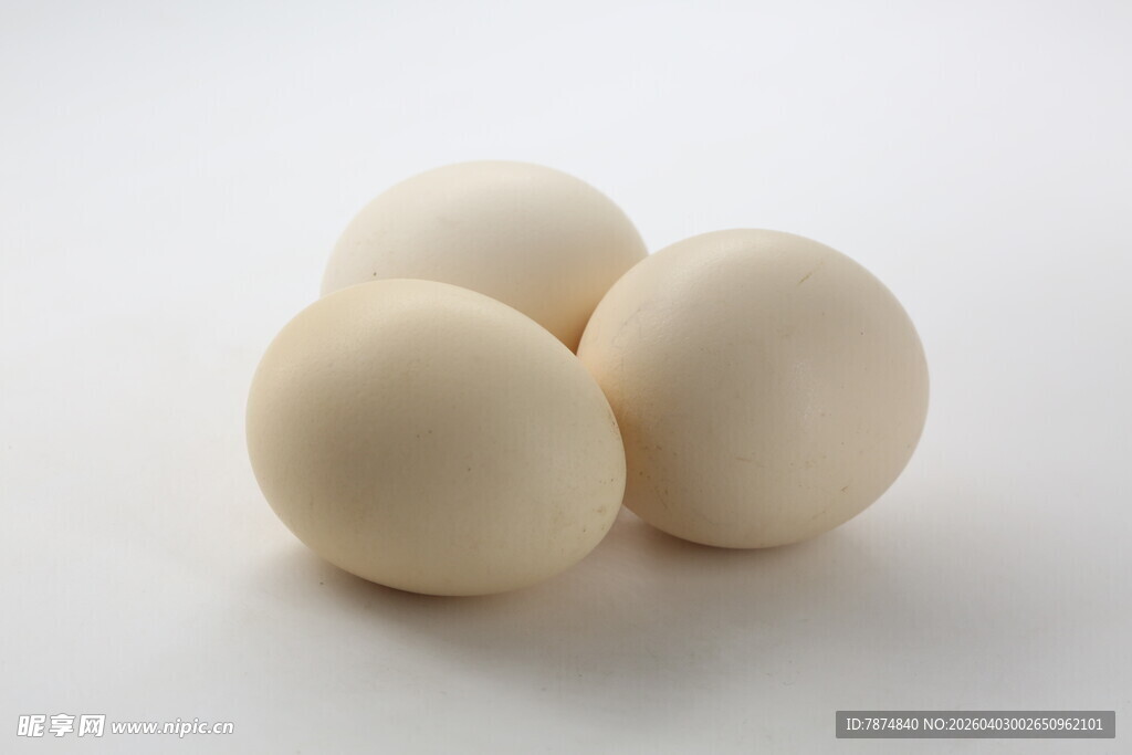 三颗圆润白鸡蛋