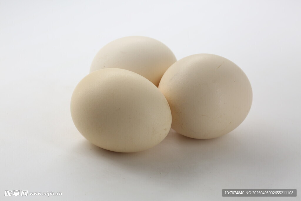 三颗圆润白鸡蛋