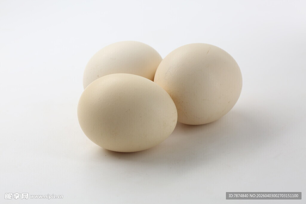 三颗圆润白鸡蛋