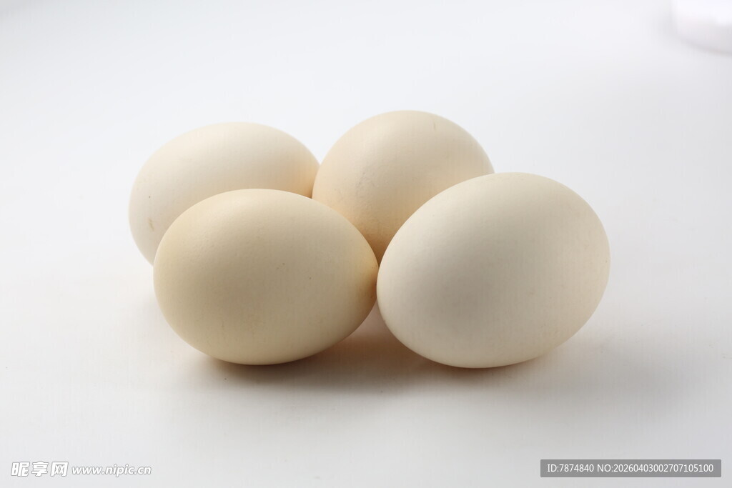 一堆鲜鸡蛋特写