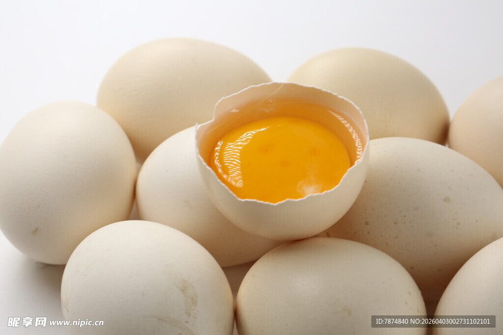 鸡蛋堆中破壳露蛋黄