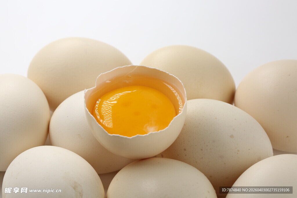 破裂鸡蛋露出金黄蛋黄