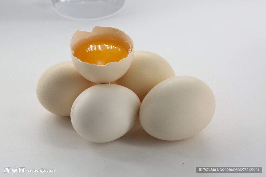 一堆鸡蛋与破壳蛋