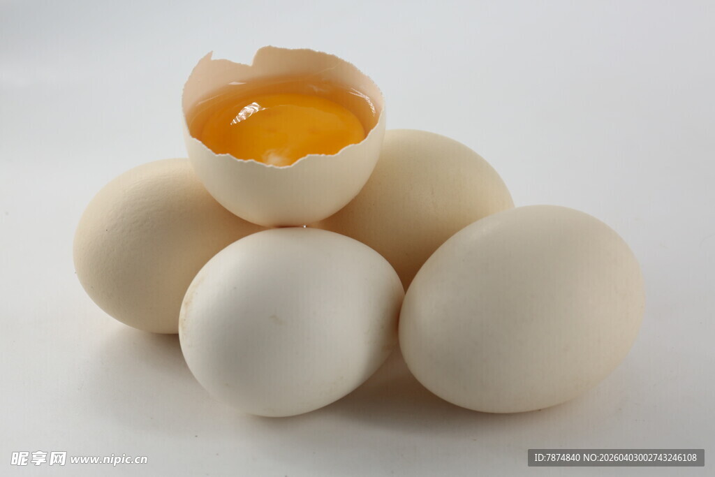 堆叠的鸡蛋与破裂蛋