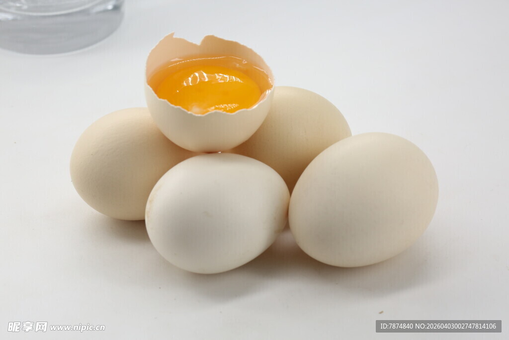 新鲜鸡蛋 一枚已破壳