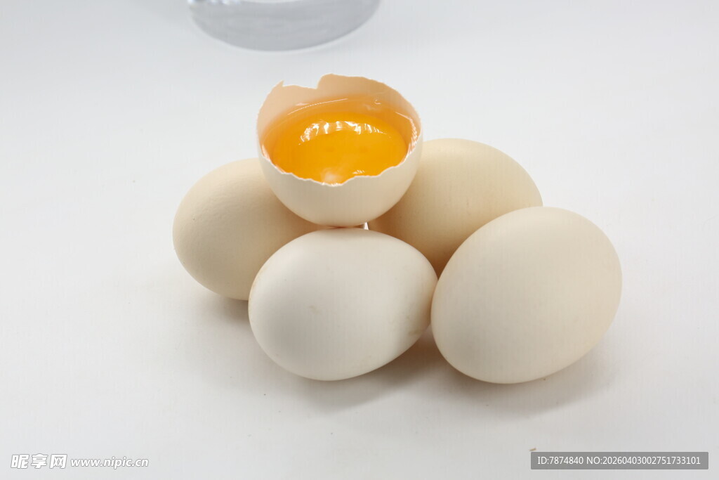 新鲜鸡蛋 一枚已破壳