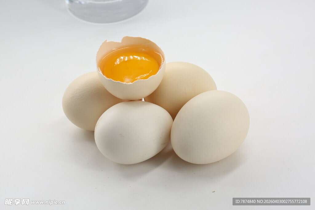 新鲜鸡蛋 一枚已敲开